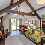 Holiday home A Stones Throw
